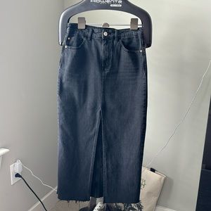 Long denim skirt with front slit - Black